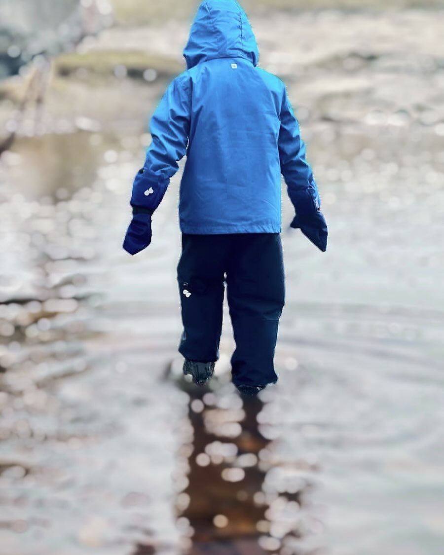 Child wearing Maroke Splash pants and rain mittens